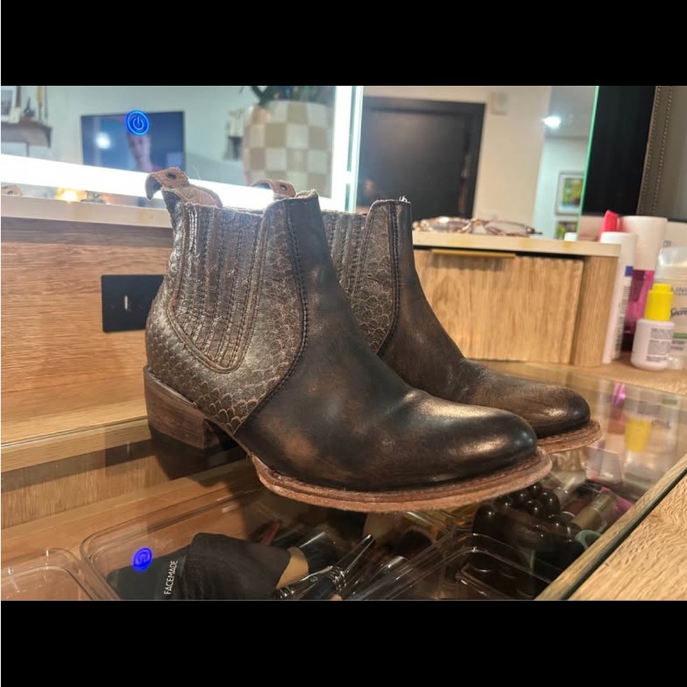 Freebird Salamanca size 6 boots